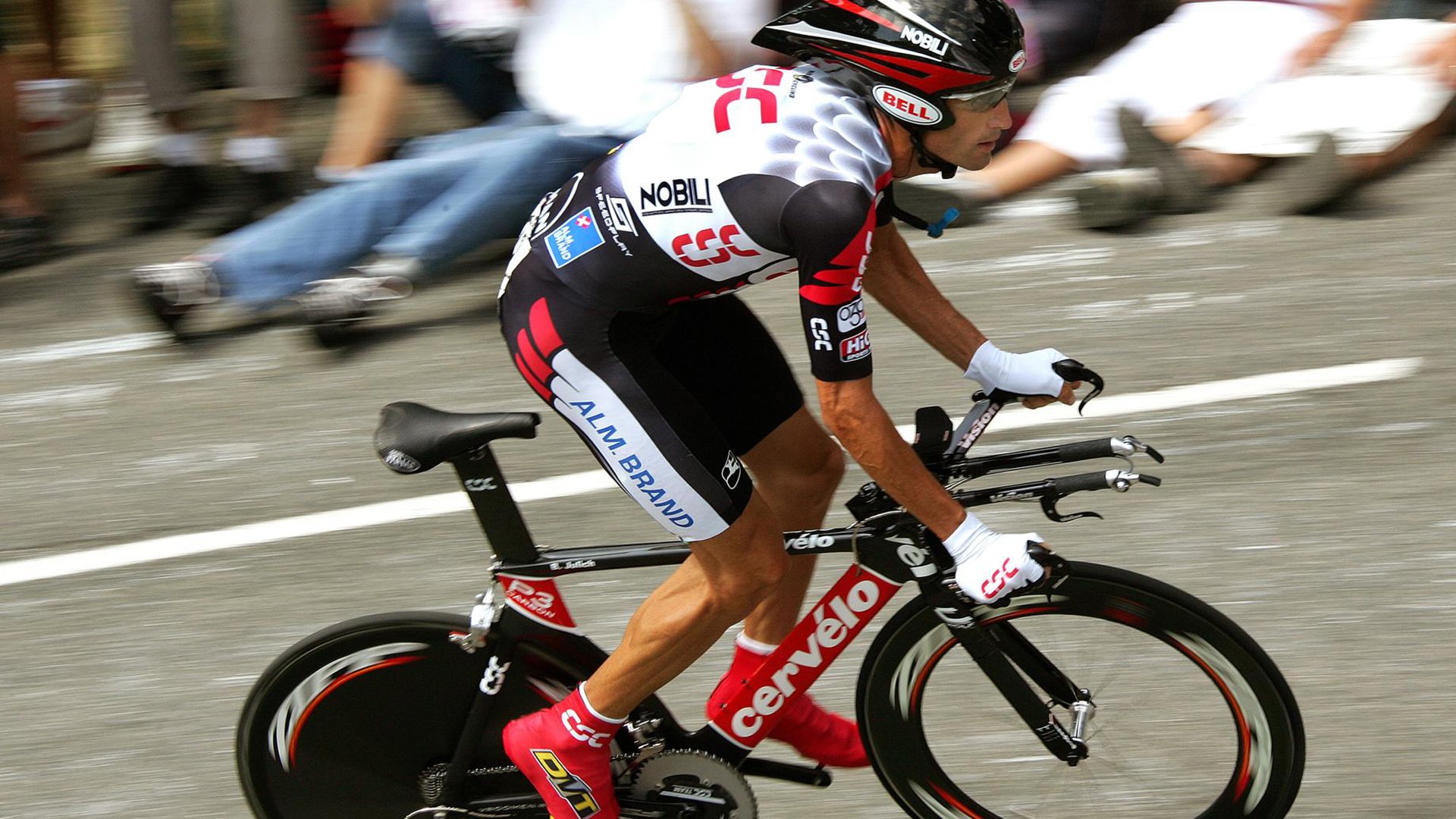 内线对决：篮下争夺战的激烈场面，篮球内线对抗教学视频